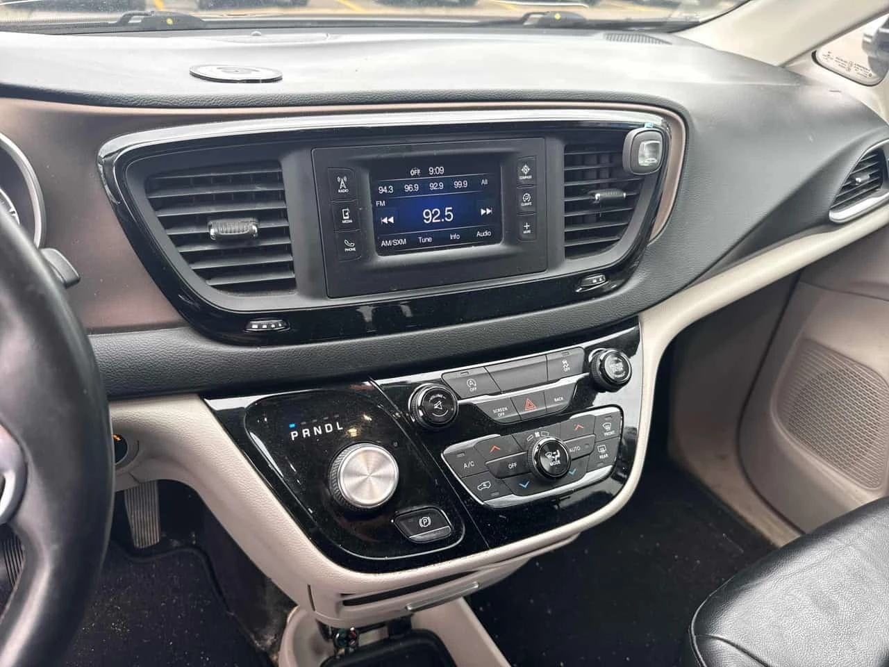 Chrysler Pacifica * Touring L * АВТОКРЕДИТ БЕЗ ПЪРВОНАЧАЛНА ВНОСКА* , снимка 9 - Автомобили и джипове - 56270983