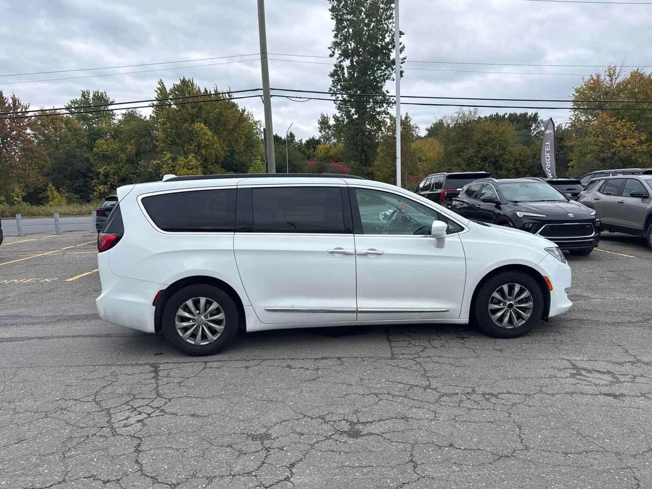 Chrysler Pacifica * Touring L * АВТОКРЕДИТ БЕЗ ПЪРВОНАЧАЛНА ВНОСКА* , снимка 3 - Автомобили и джипове - 56270983