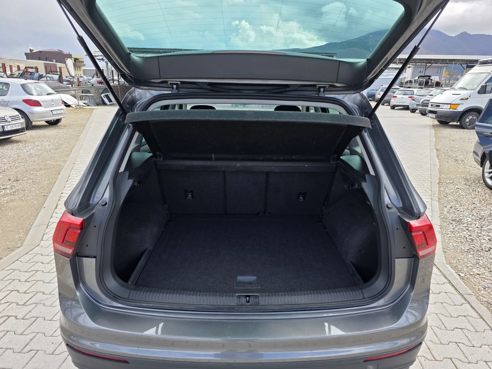 VW Tiguan 2.0TDI 4X4 DSG NAVI Лизинг, снимка 16 - Автомобили и джипове - 54038386