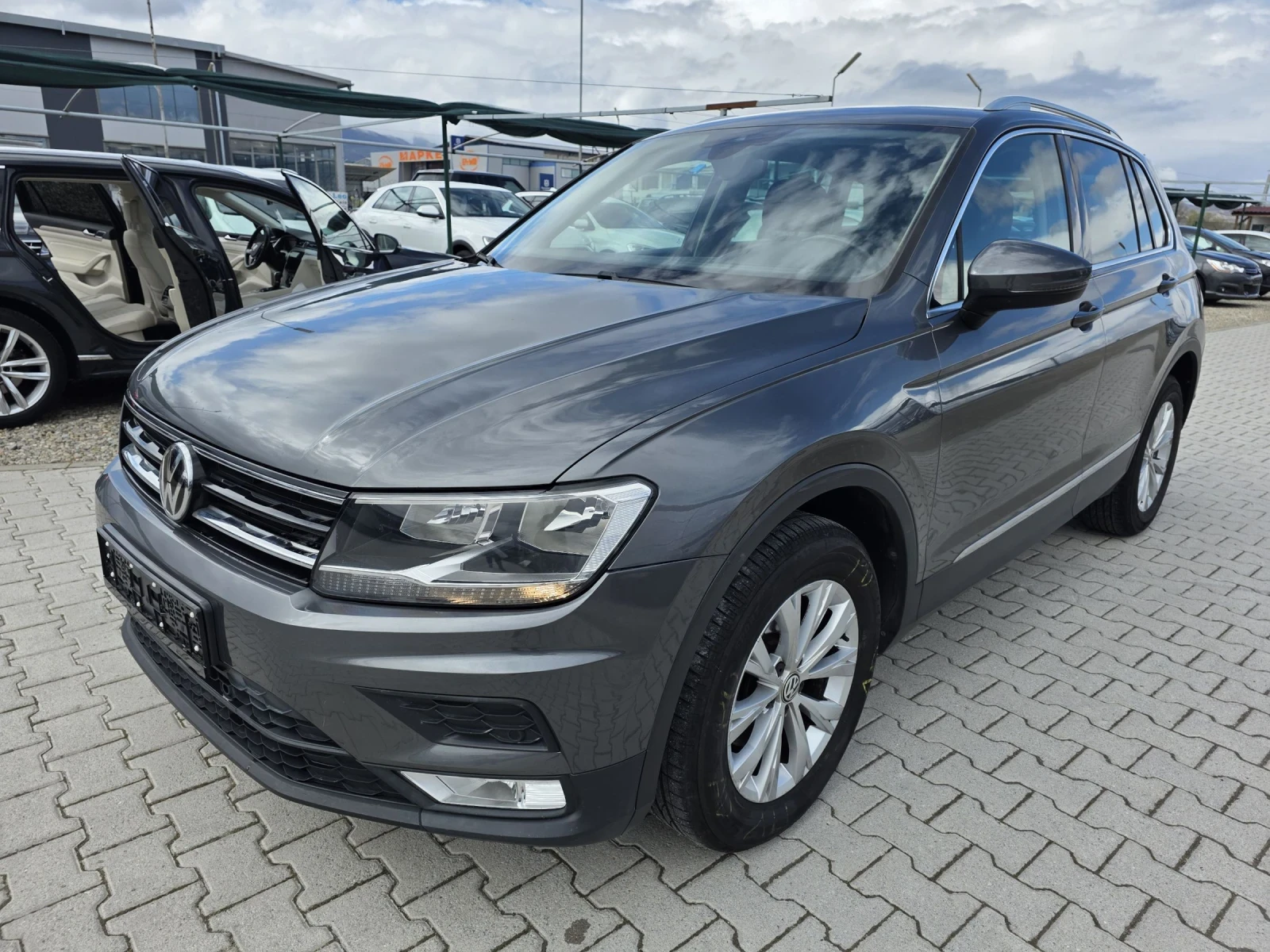 VW Tiguan 2.0TDI 4X4 DSG NAVI Лизинг, снимка 3 - Автомобили и джипове - 54038386