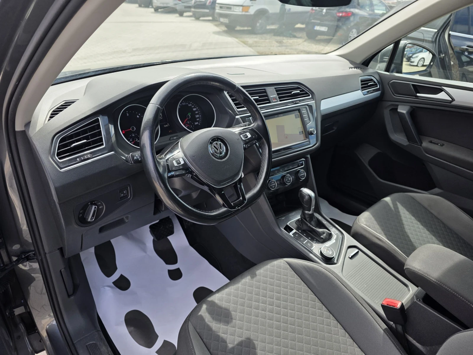 VW Tiguan 2.0TDI 4X4 DSG NAVI Лизинг, снимка 8 - Автомобили и джипове - 54038386