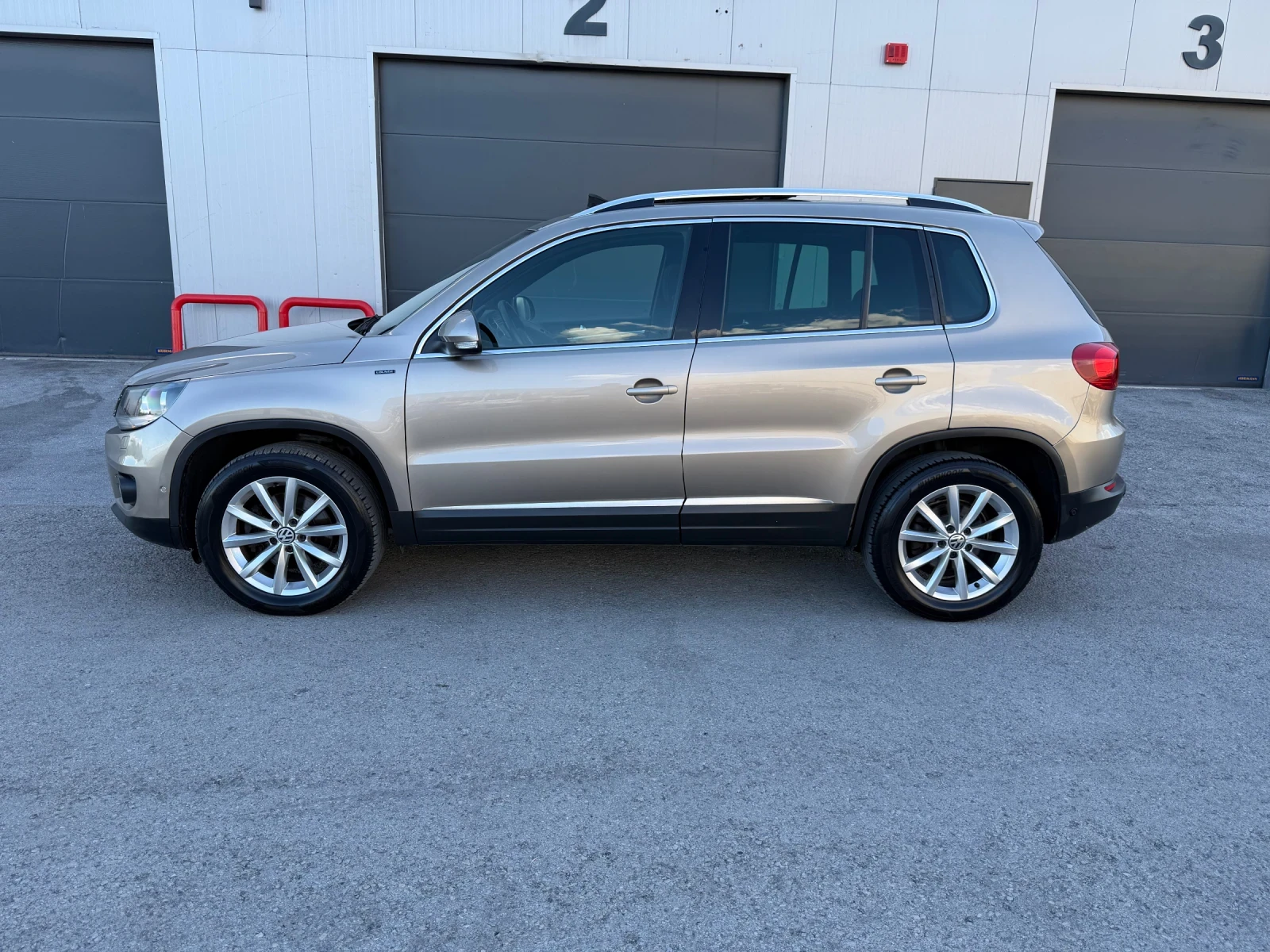 VW Tiguan 2.0tdi 150k.c* LOUNGE* Панорама* DSG* 360 Камера* , снимка 7 - Автомобили и джипове - 54969045