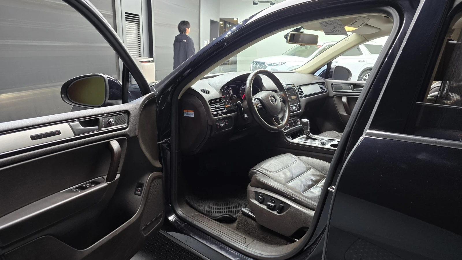 VW Touareg 3.0 TDI* 360* ЕЛ. БАГАЖНИК* ЛЮК* КРАЙНА ЦЕНА, снимка 10 - Автомобили и джипове - 55983951