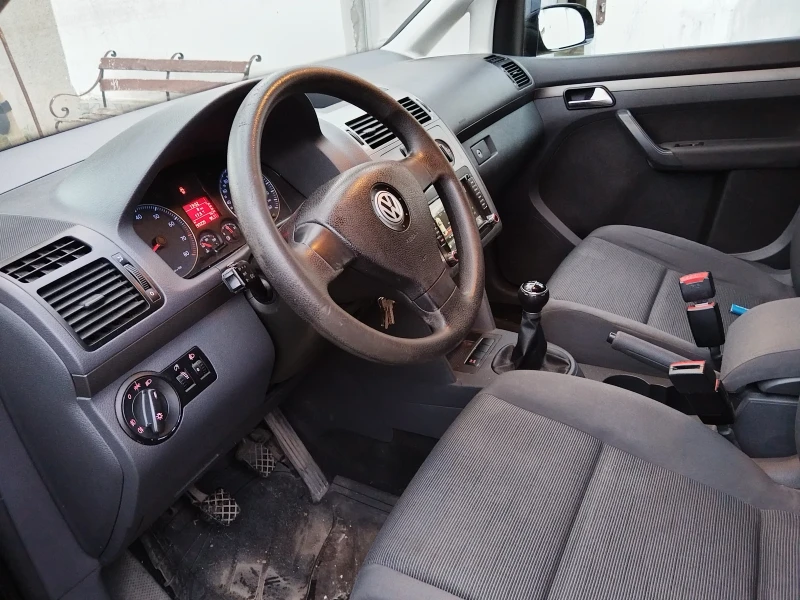 VW Touran Миниван, снимка 11 - Автомобили и джипове - 47277827