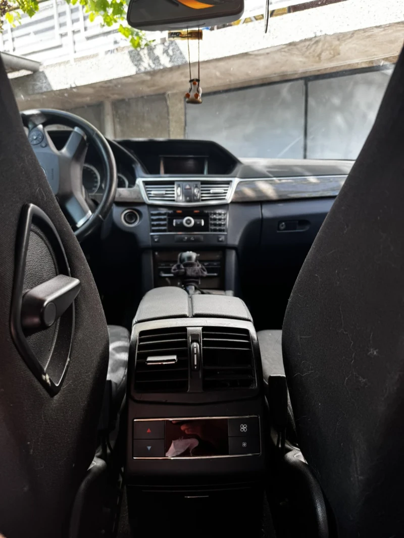 Mercedes-Benz E 220, снимка 12 - Автомобили и джипове - 52385435