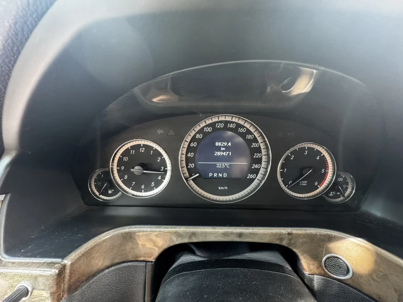 Mercedes-Benz E 220, снимка 8 - Автомобили и джипове - 52385435
