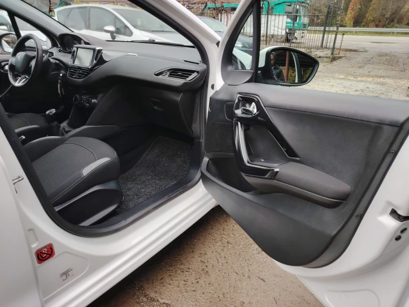Peugeot 208 1.2i Газ-Бензин, снимка 6 - Автомобили и джипове - 52641928