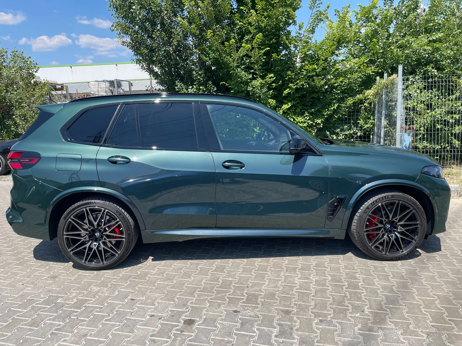 BMW X5M Competition Individual Shadow Aurora Diamond Green - изображение 4