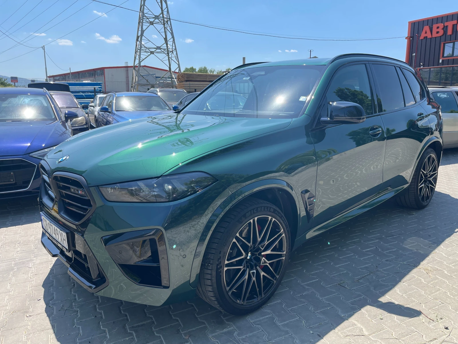 BMW X5M Competition Individual Shadow Aurora Diamond Green - изображение 3