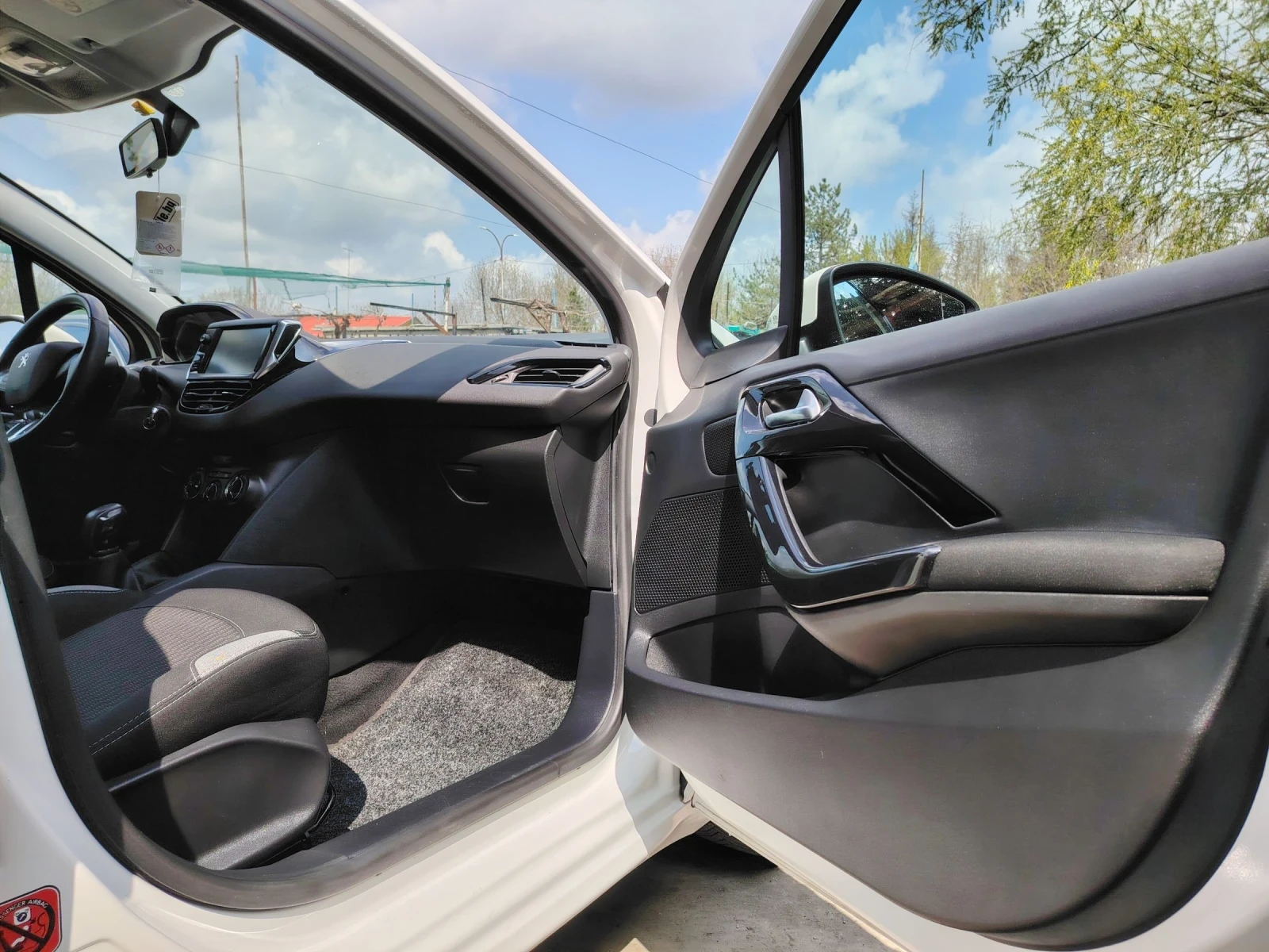 Peugeot 208 1.2i Газ-Бензин, снимка 7 - Автомобили и джипове - 52641928