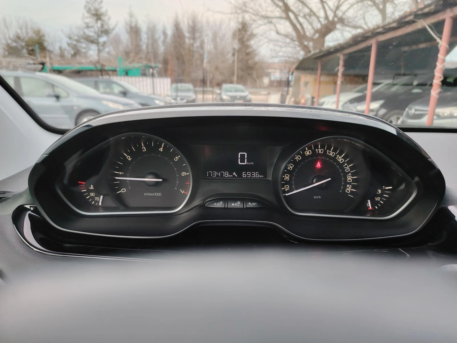 Peugeot 208 1.2i Газ-Бензин, снимка 16 - Автомобили и джипове - 52641928