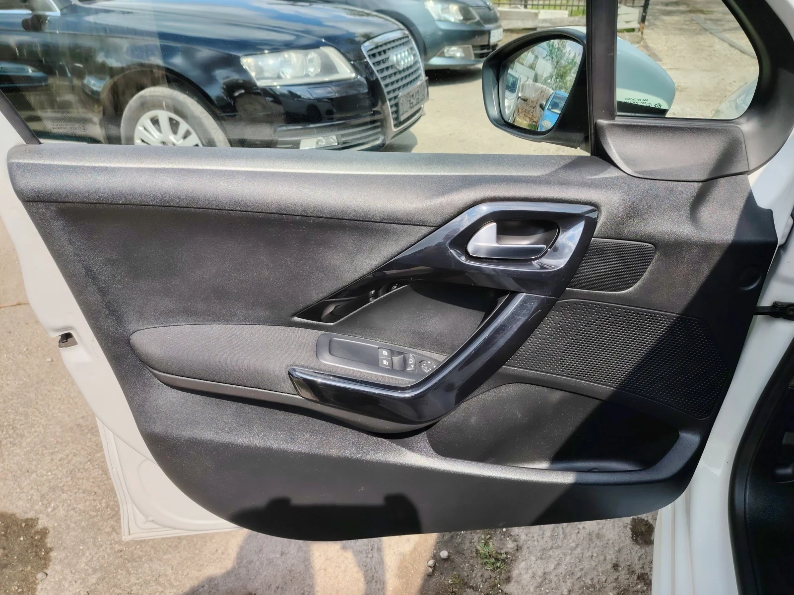 Peugeot 208 1.2i Газ-Бензин, снимка 15 - Автомобили и джипове - 52641928