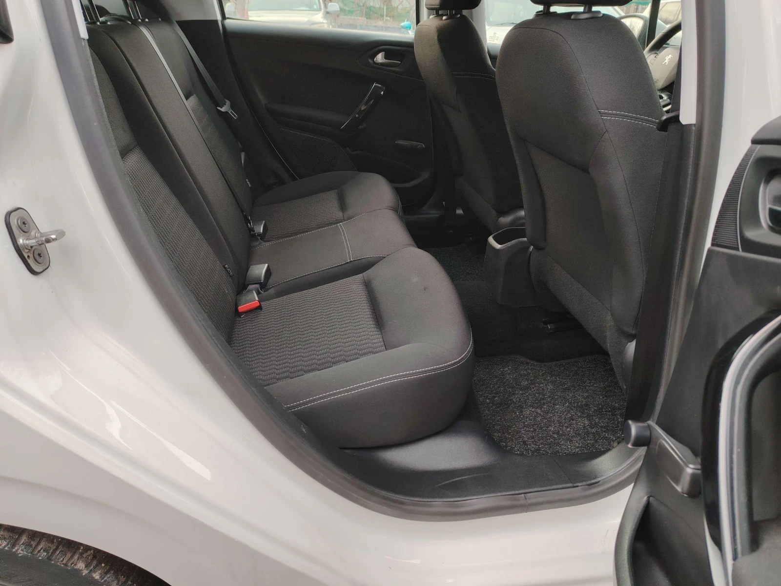 Peugeot 208 1.2i Газ-Бензин, снимка 9 - Автомобили и джипове - 52641928