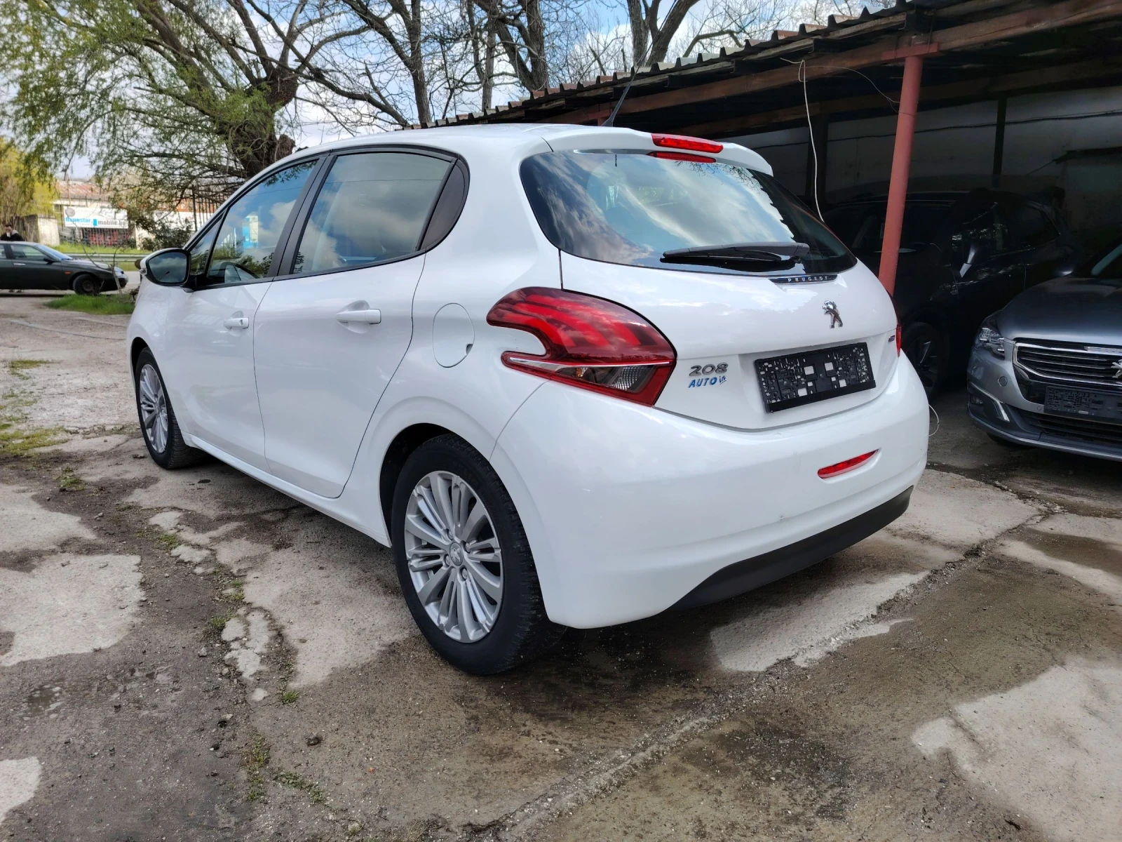 Peugeot 208 1.2i Газ-Бензин, снимка 6 - Автомобили и джипове - 52641928