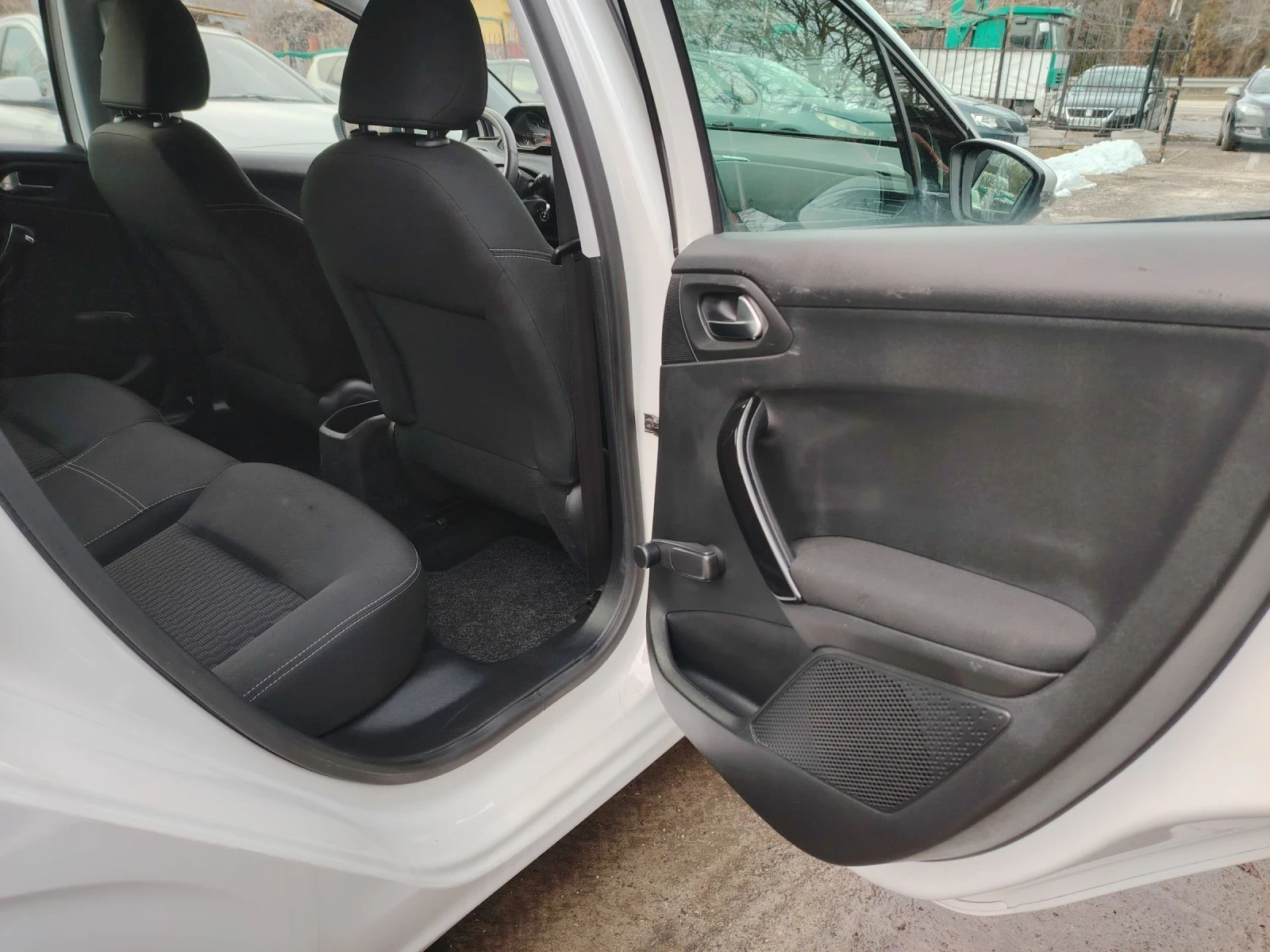 Peugeot 208 1.2i Газ-Бензин, снимка 8 - Автомобили и джипове - 52641928