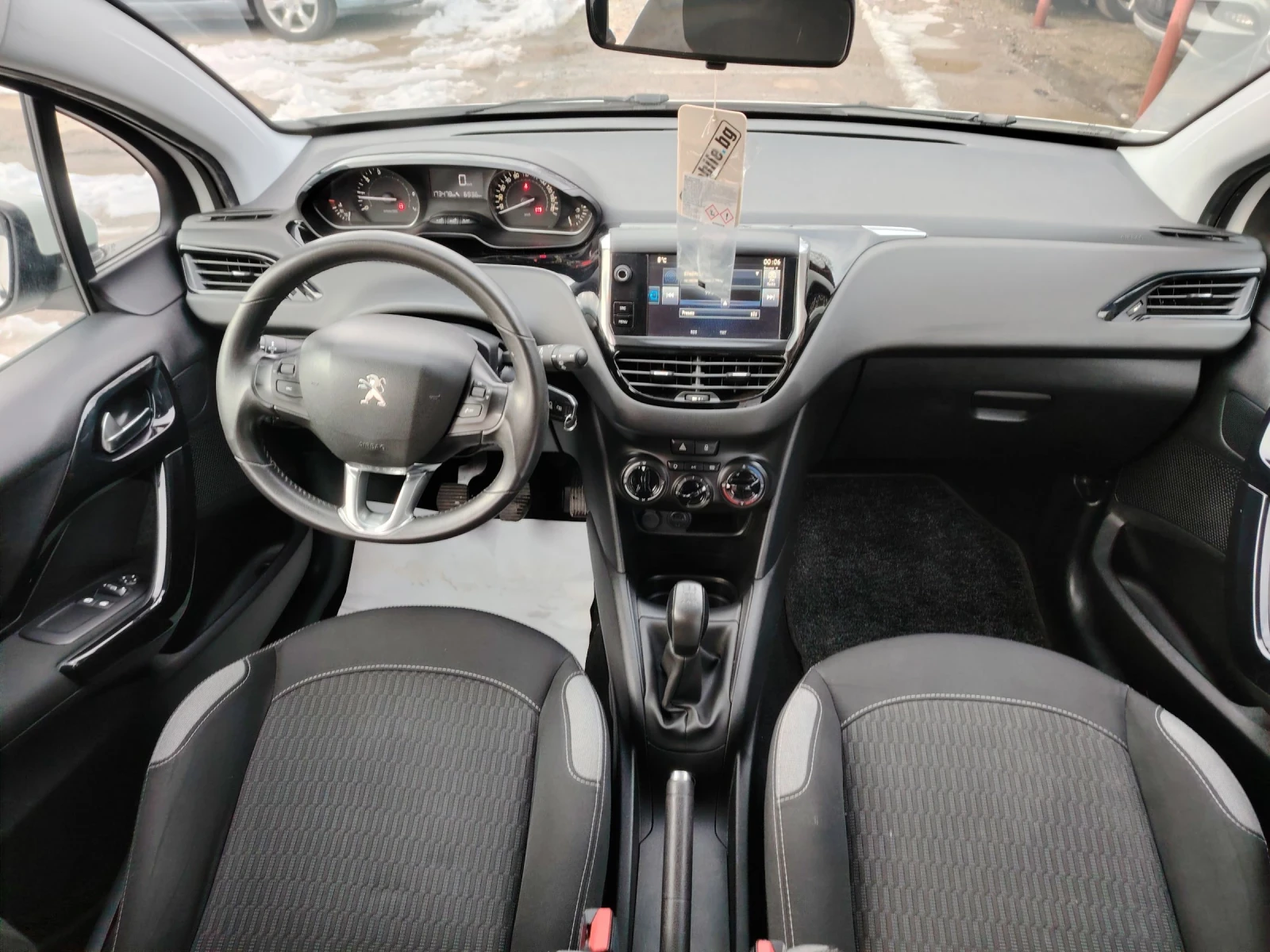 Peugeot 208 1.2i Газ-Бензин, снимка 12 - Автомобили и джипове - 52641928