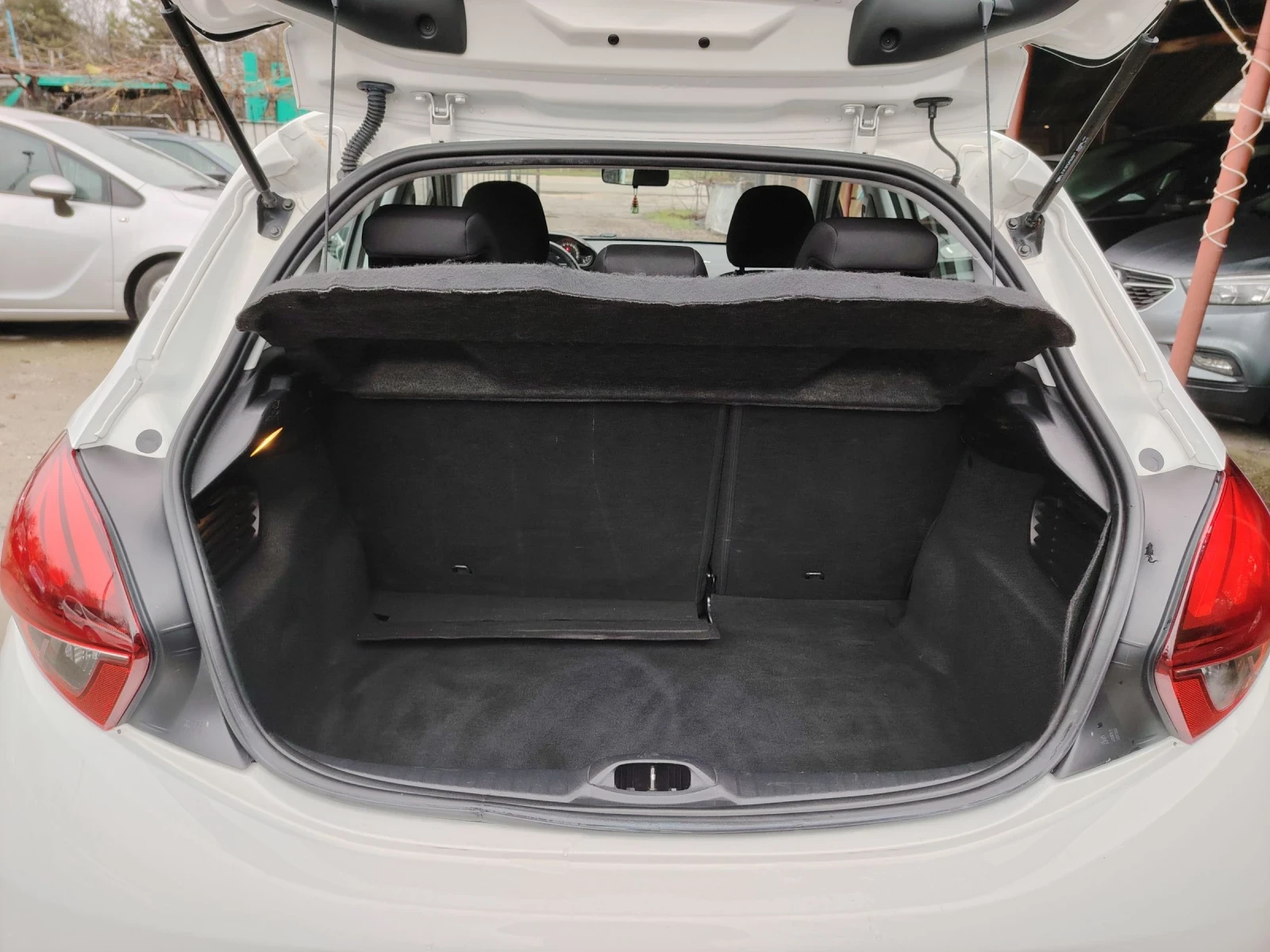 Peugeot 208 1.2i - | Mobile.bg   9