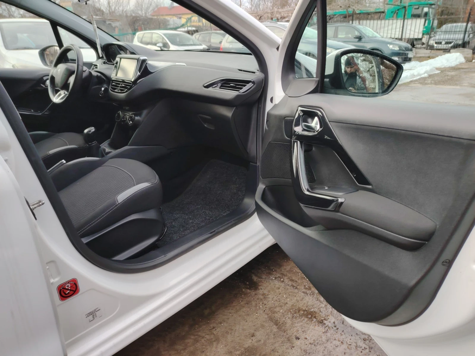 Peugeot 208 1.2i Газ-Бензин, снимка 6 - Автомобили и джипове - 52641928