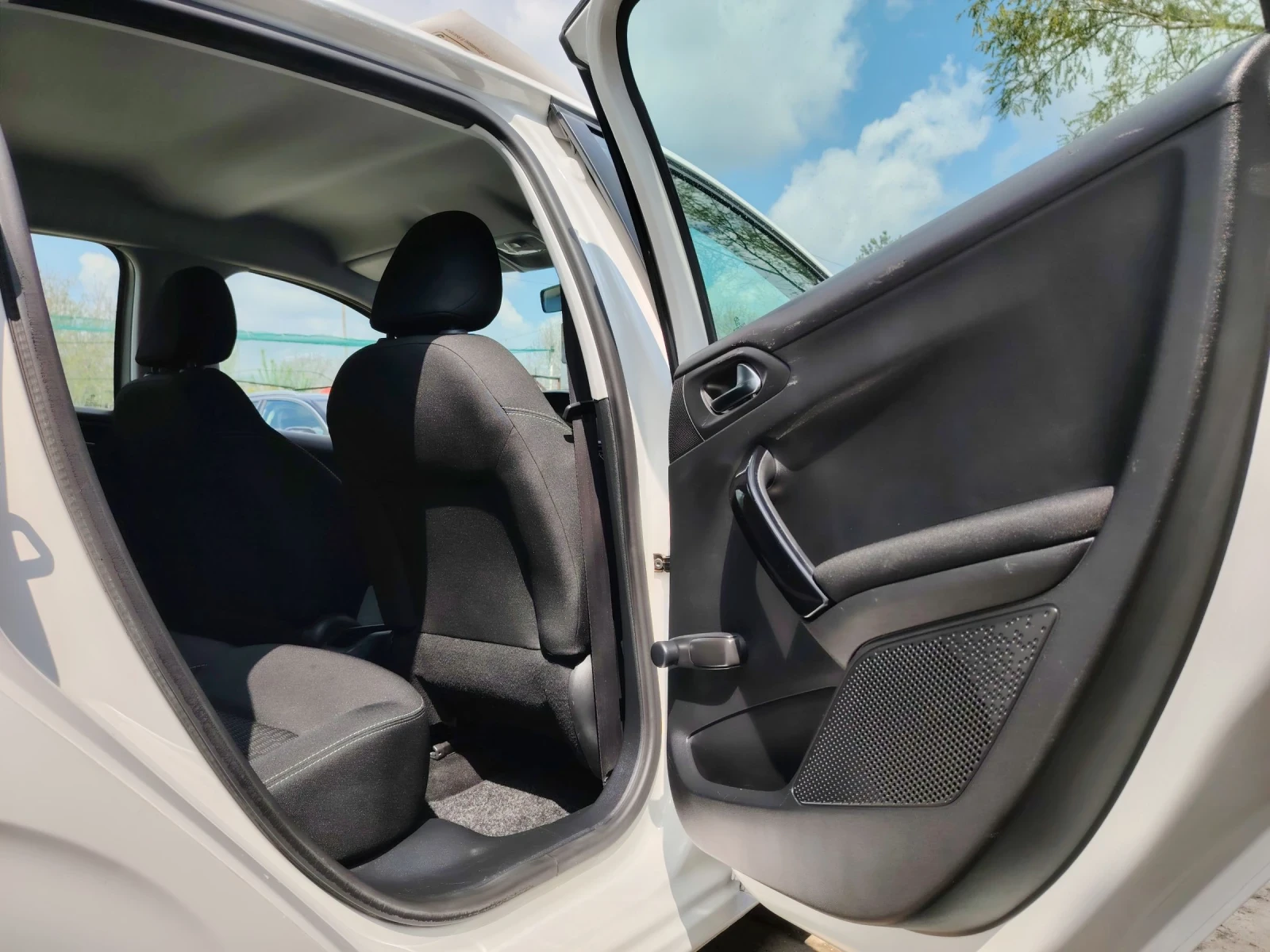 Peugeot 208 1.2i Газ-Бензин, снимка 8 - Автомобили и джипове - 52641928
