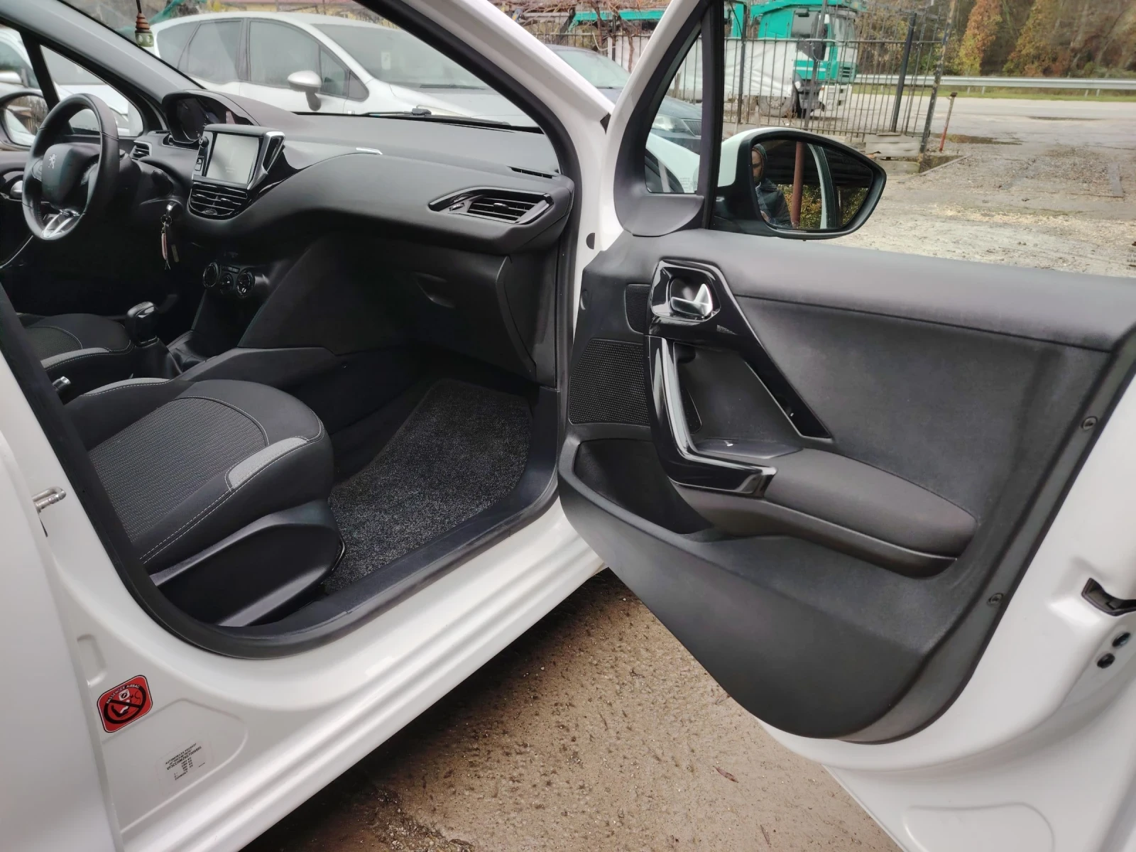 Peugeot 208 1.2i - | Mobile.bg   6