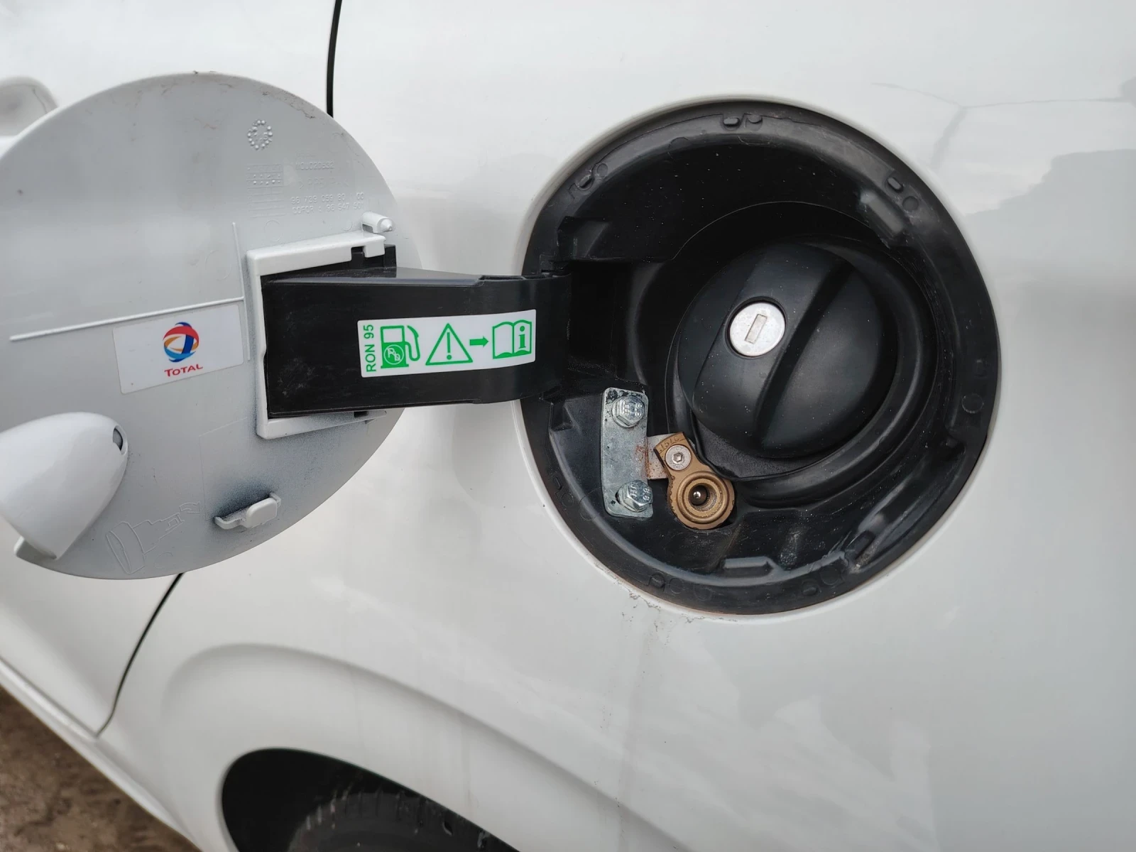 Peugeot 208 1.2i Газ-Бензин, снимка 11 - Автомобили и джипове - 52641928