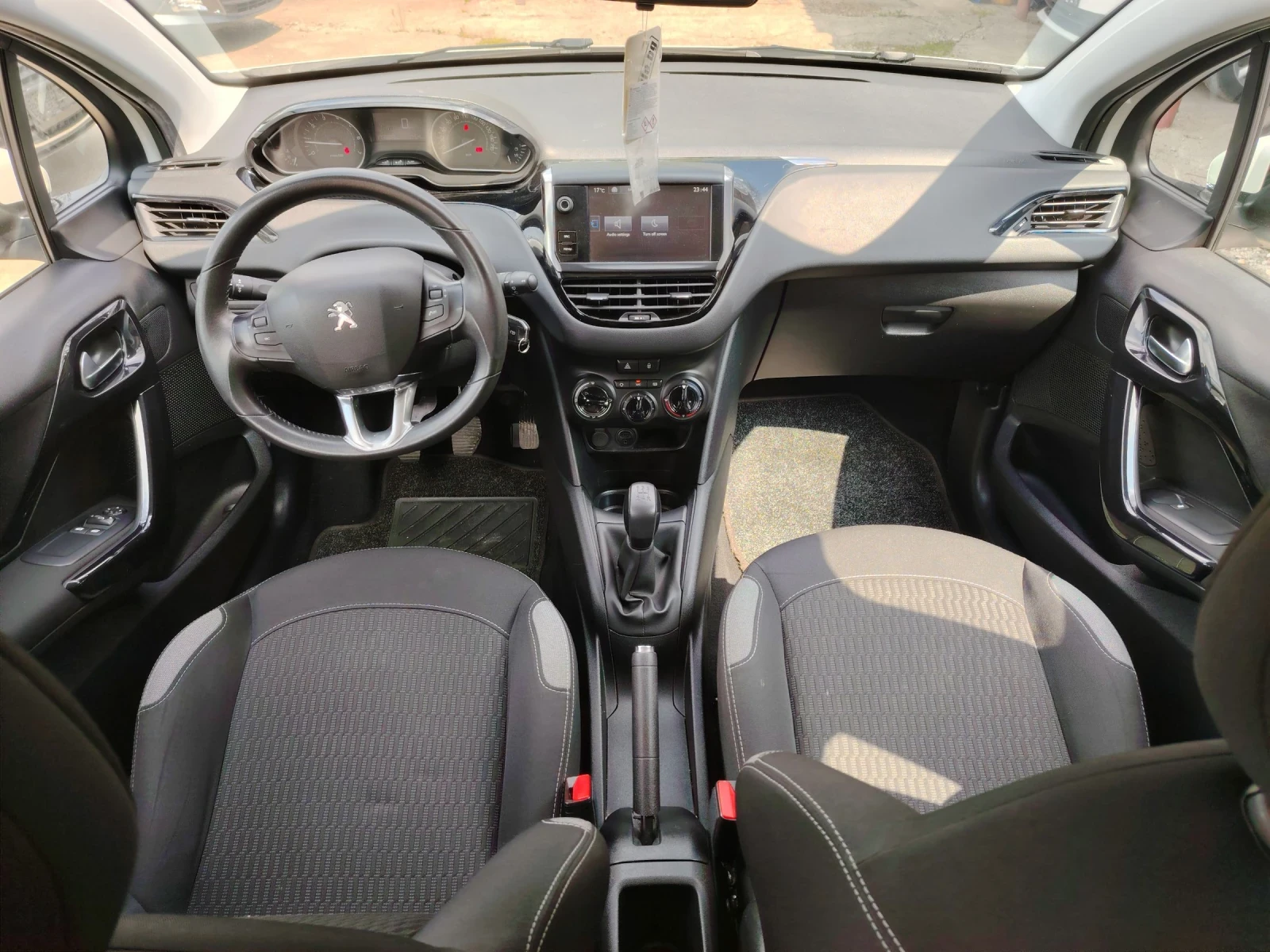 Peugeot 208 1.2i Газ-Бензин, снимка 14 - Автомобили и джипове - 52641928