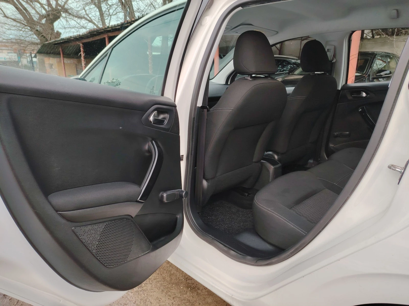 Peugeot 208 1.2i Газ-Бензин, снимка 13 - Автомобили и джипове - 52641928