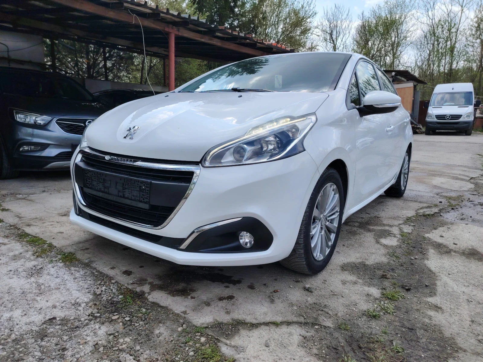 Peugeot 208 1.2i Газ-Бензин, снимка 3 - Автомобили и джипове - 52641928