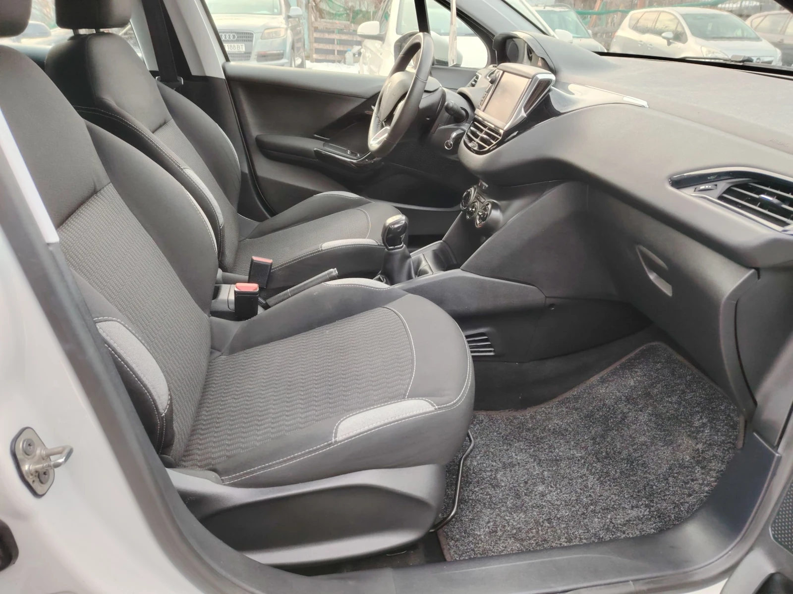 Peugeot 208 1.2i Газ-Бензин, снимка 7 - Автомобили и джипове - 52641928