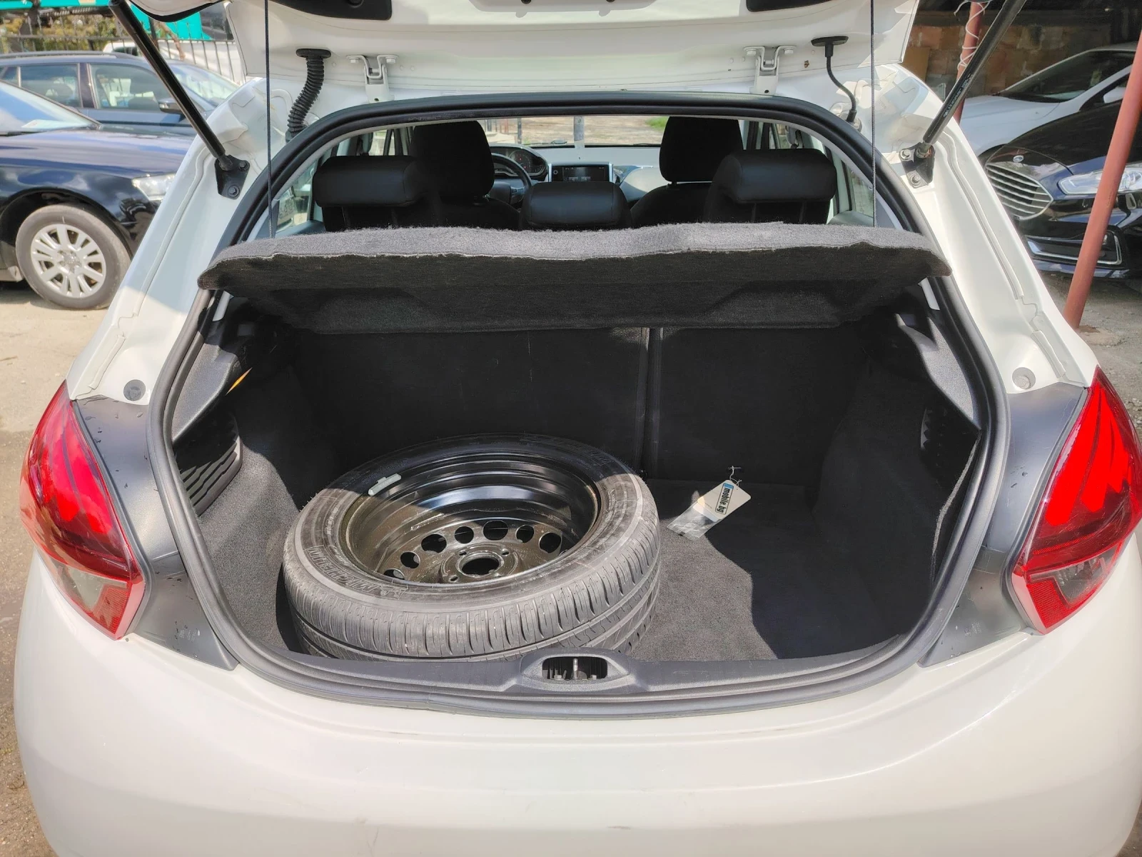 Peugeot 208 1.2i Газ-Бензин, снимка 9 - Автомобили и джипове - 52641928