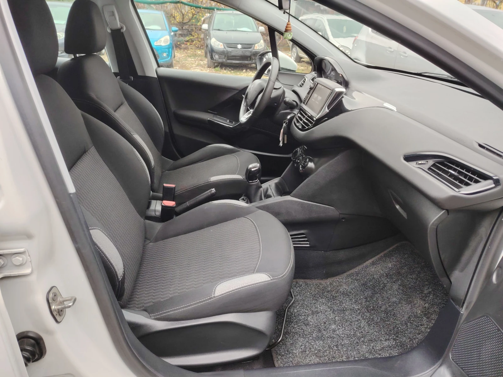 Peugeot 208 1.2i - | Mobile.bg   7