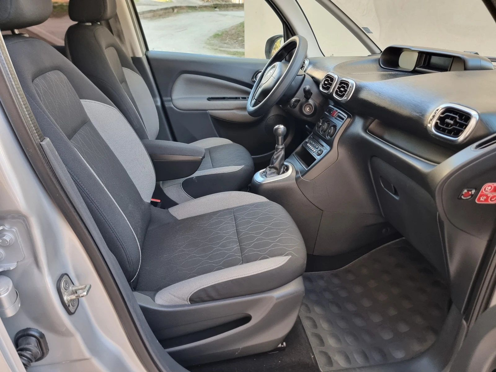 Citroen C3 Picasso 1.6 HDI TOP LED, снимка 13 - Автомобили и джипове - 54138465