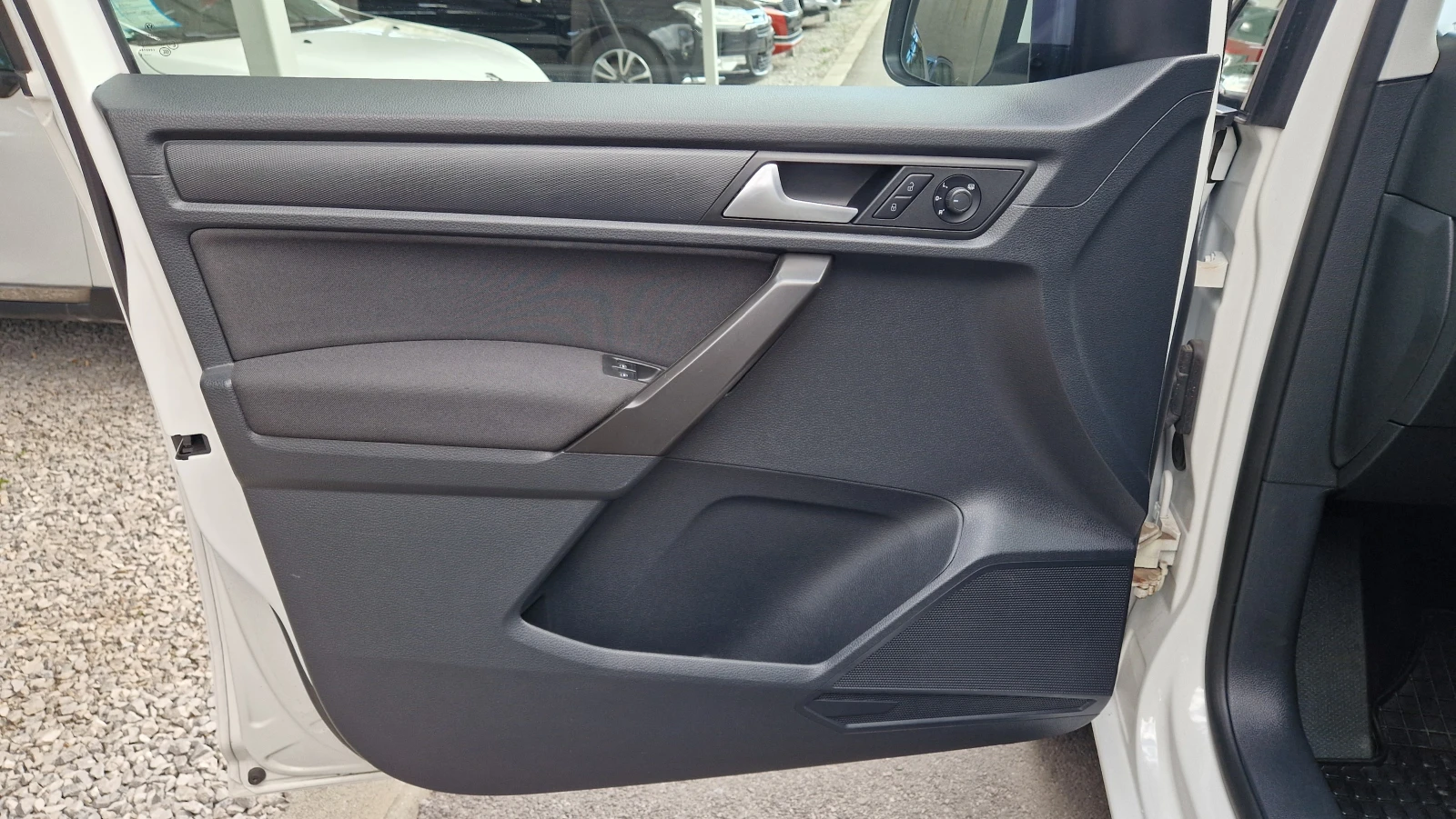 VW Caddy 2.0 TDI, снимка 15 - Автомобили и джипове - 54230086