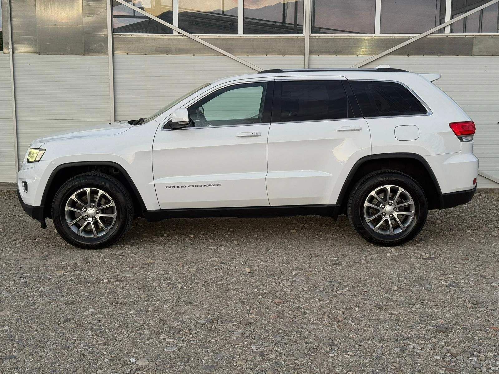 Jeep Grand cherokee 3.0 CRD 4x4/8ск/Навигация/Обслужен/Xenon/Лизинг, снимка 6 - Автомобили и джипове - 54708150