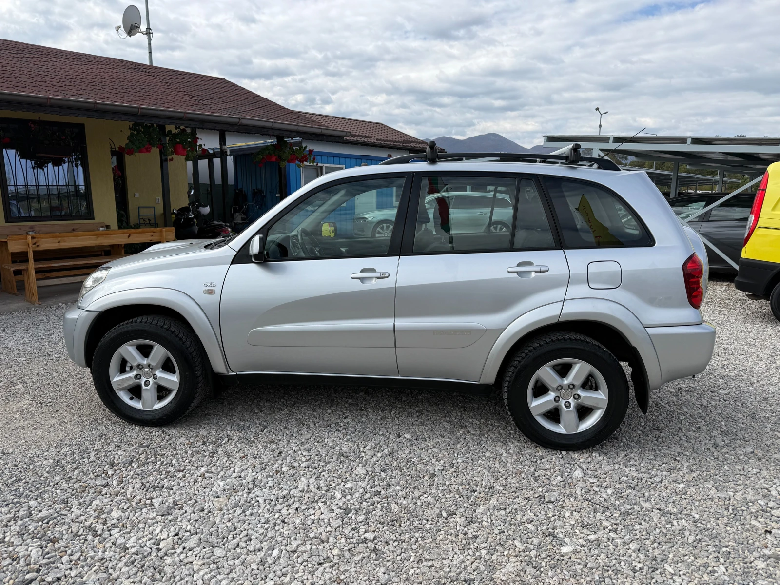 Toyota Rav4 2, 0 D-4D FACE LIFT !!КЛИМАТРОНИК !!, снимка 2 - Автомобили и джипове - 56303407