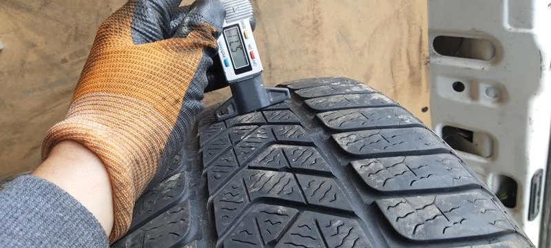 Гуми Зимни 245/45R19, снимка 4 - Гуми и джанти - 33172959