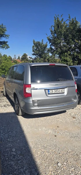Chrysler Town and Country, снимка 2