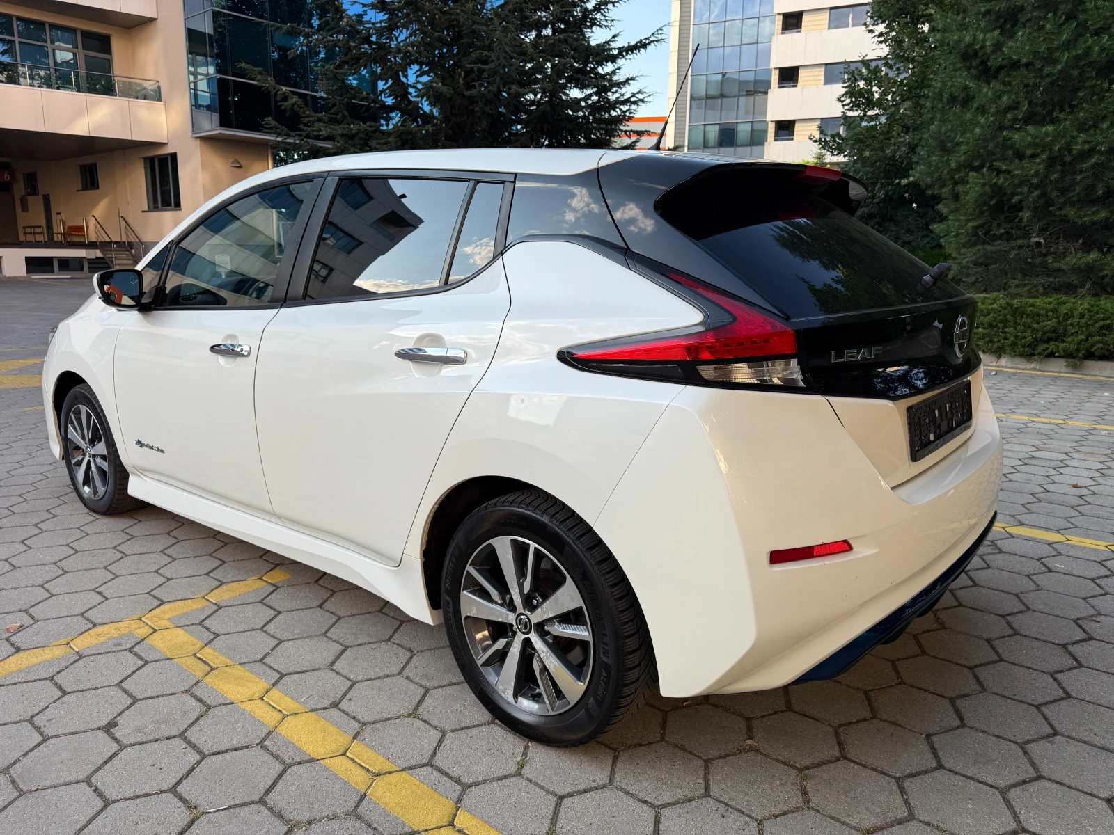 Nissan Leaf  40KW* NAVI* КАМЕРА* , снимка 6 - Автомобили и джипове - 55672971