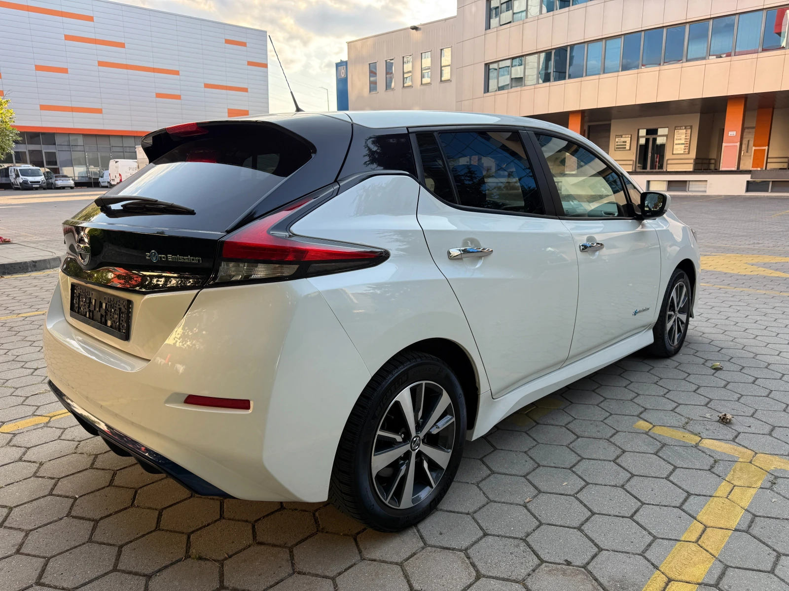Nissan Leaf  40KW* NAVI* КАМЕРА* , снимка 4 - Автомобили и джипове - 55672971