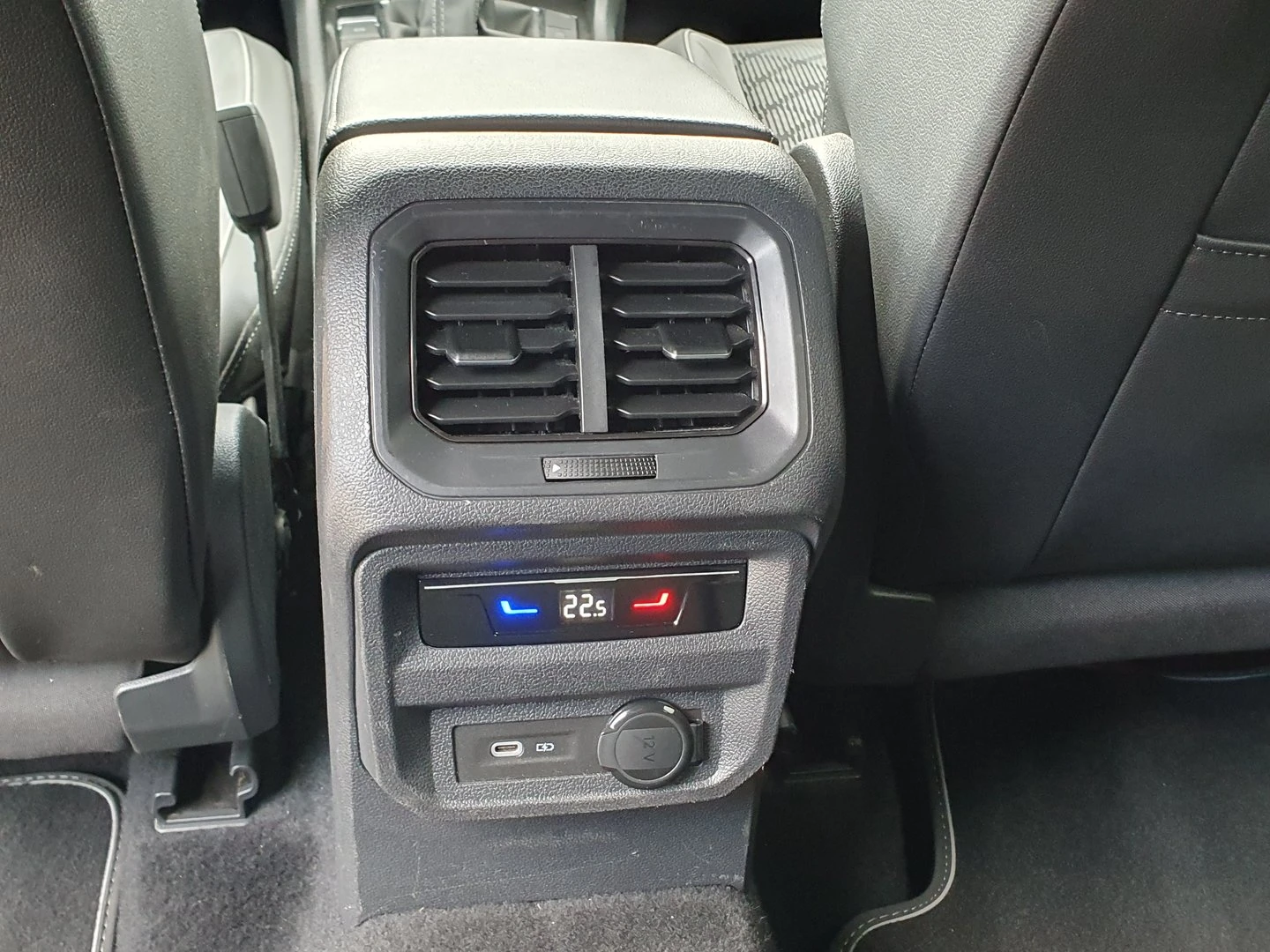 VW Tiguan, снимка 16 - Автомобили и джипове - 56421784