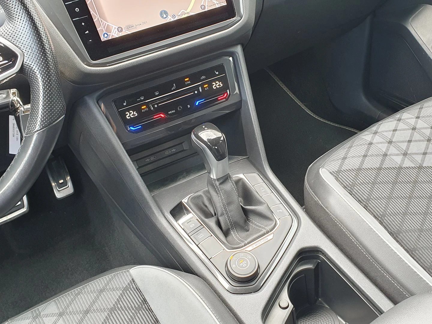 VW Tiguan, снимка 15 - Автомобили и джипове - 56421784