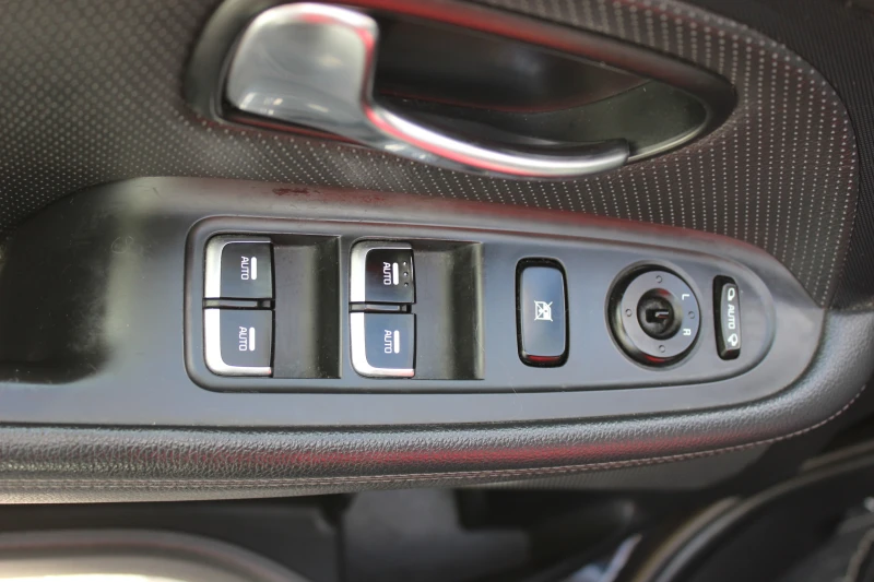 Kia Carens 1. 7 CRDi STYLE Panoramic Roof / , снимка 13 - Автомобили и джипове - 52173083