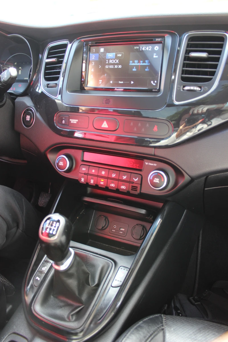 Kia Carens 1. 7 CRDi STYLE Panoramic Roof / , снимка 15 - Автомобили и джипове - 52173083