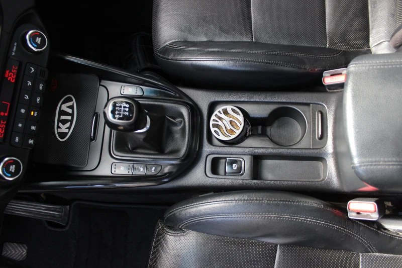 Kia Carens 1. 7 CRDi STYLE Panoramic Roof / , снимка 8 - Автомобили и джипове - 52173083