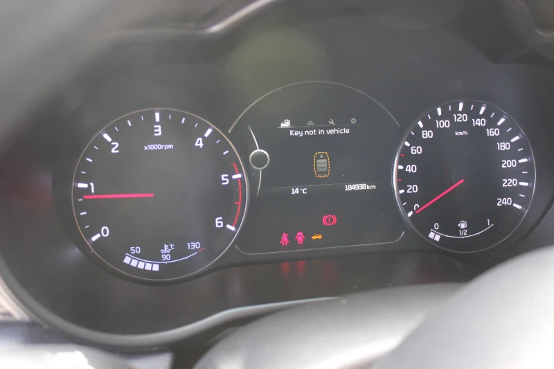 Kia Carens 1. 7 CRDi STYLE Panoramic Roof / , снимка 6 - Автомобили и джипове - 52173083