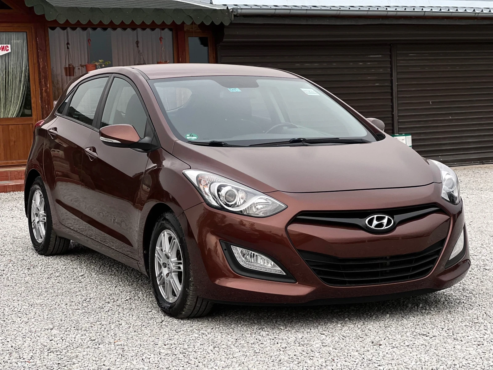 Hyundai I30 1.6CRDi Нави КАМ Нови Гуми - изображение 2