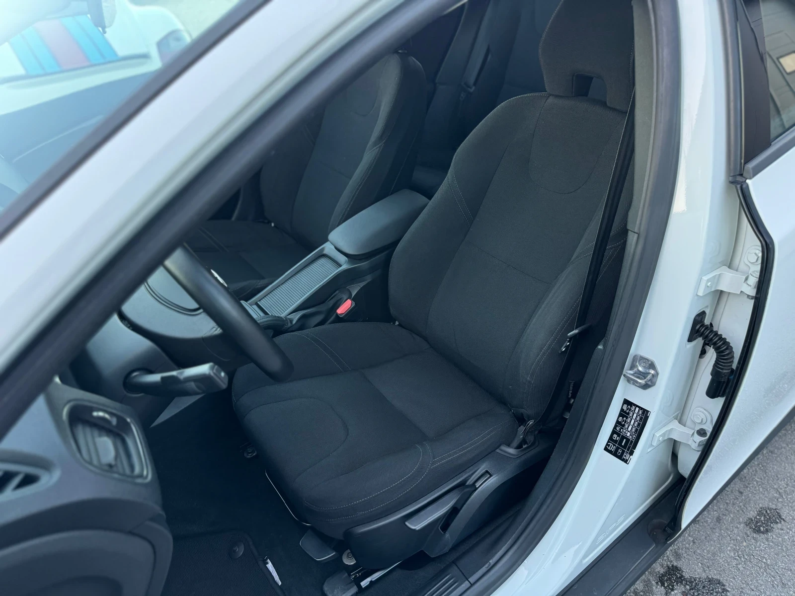 Volvo V40 1.6D cross country - изображение 10