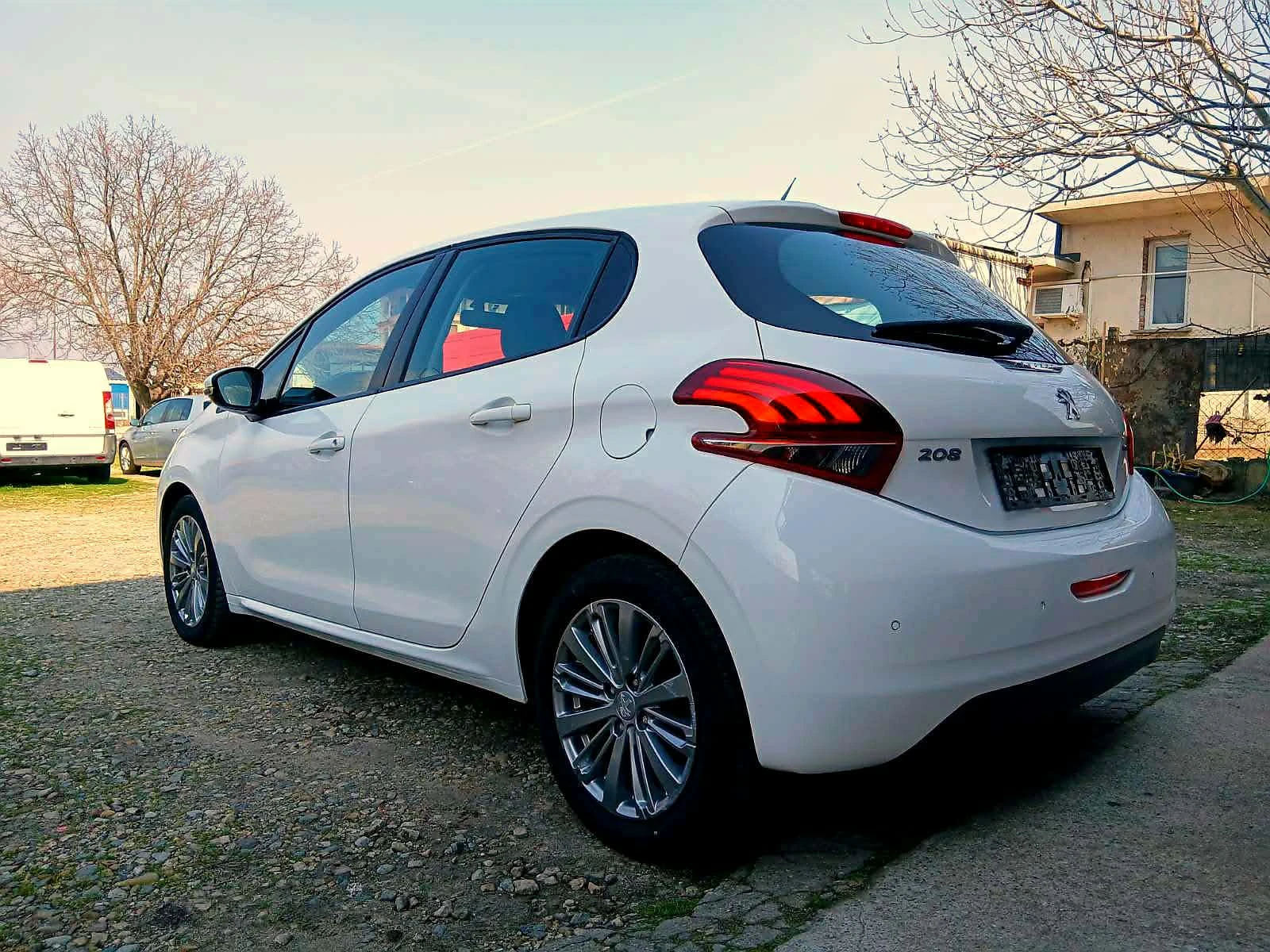 Peugeot 208 1.6 Face BlueHDI Euro6, снимка 7 - Автомобили и джипове - 53780118