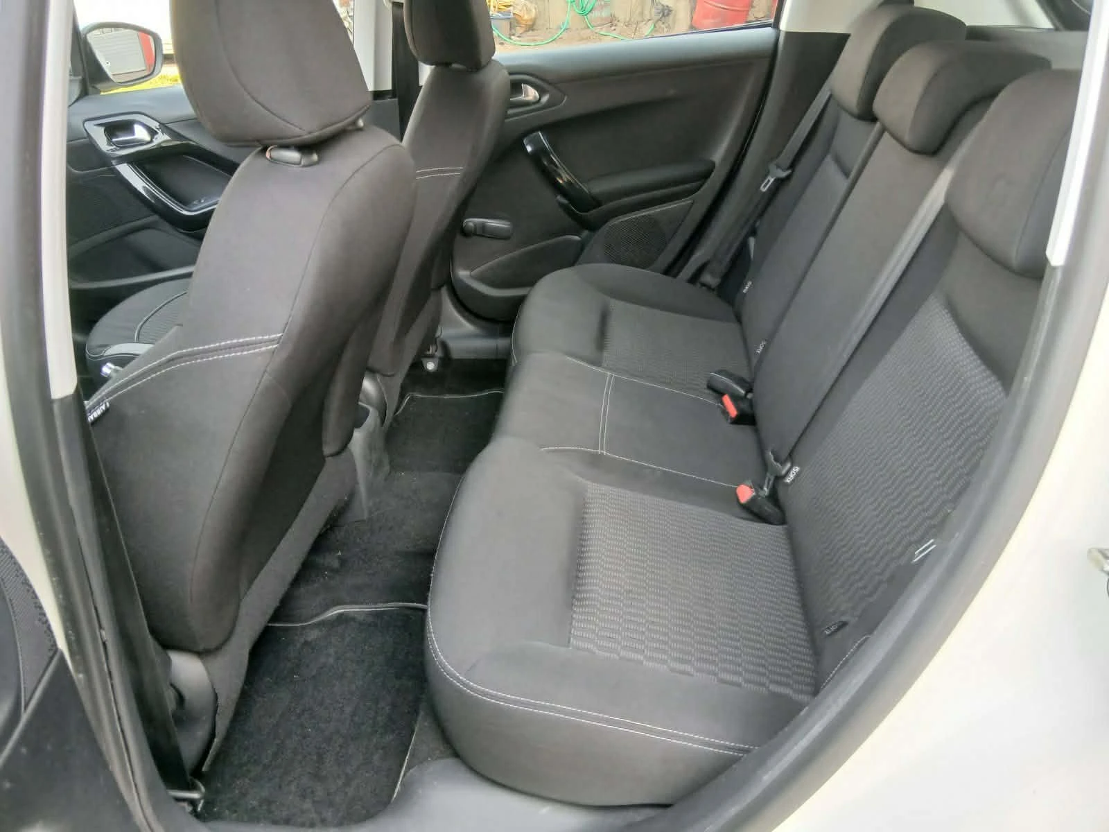 Peugeot 208 1.6 Face BlueHDI Euro6, снимка 12 - Автомобили и джипове - 53780118