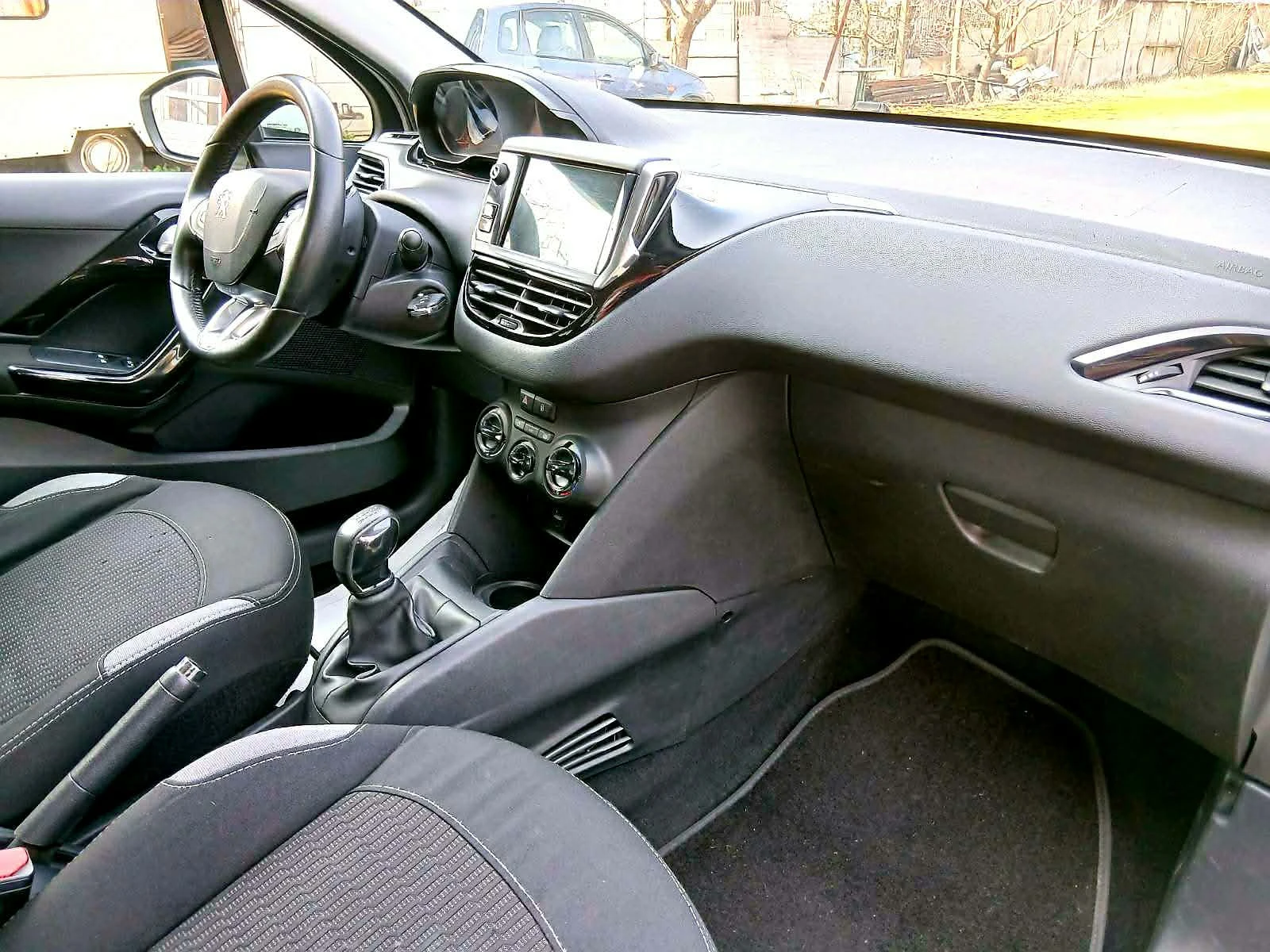 Peugeot 208 1.6 Face BlueHDI Euro6, снимка 11 - Автомобили и джипове - 53780118